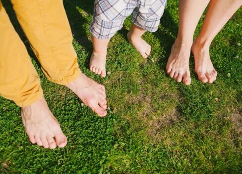 gambe sane dopo il trattamento per i funghi della pelle